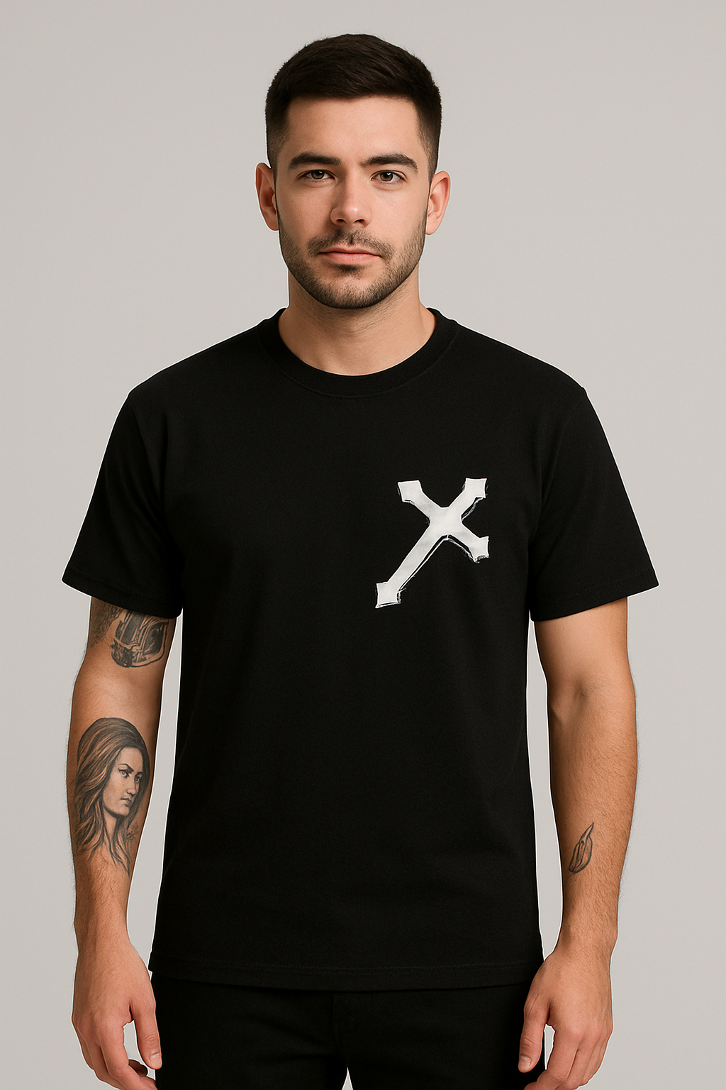 Lifestyle Cruz - Modelo tatuado